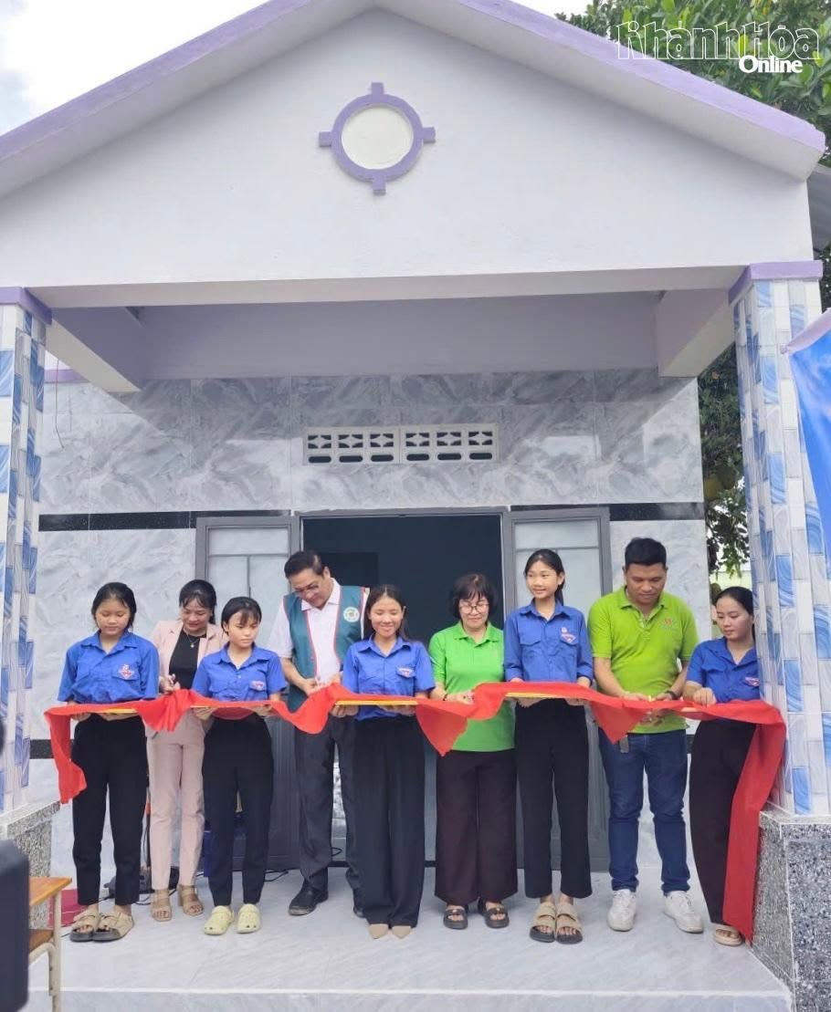 Bàn giao “Ngôi nhà nhân ái” cho hộ nghèo xã Trung Khánh Vĩnh – ảnh 1
