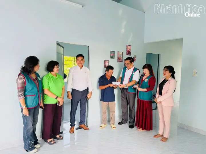 Bàn giao “Ngôi nhà nhân ái” cho hộ nghèo xã Trung Khánh Vĩnh – ảnh 2