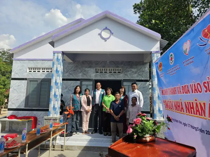 Bàn giao “Ngôi nhà nhân ái” cho hộ nghèo xã Trung Khánh Vĩnh – ảnh 5