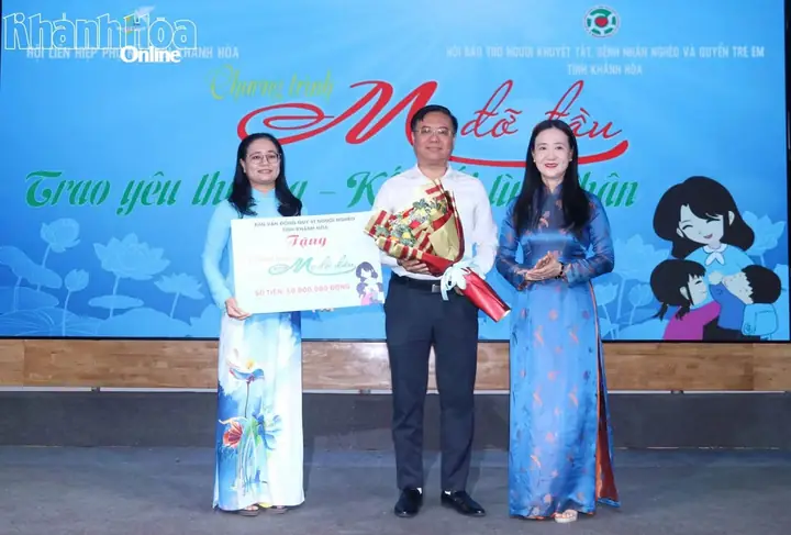 Chương trình “Mẹ đỡ đầu”: trao 200 suất học bổng cho trẻ em mồ côi tỉnh Khánh Hòa – ảnh 2