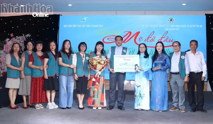 Chương trình “Mẹ đỡ đầu”: trao 200 suất học bổng cho trẻ em mồ côi tỉnh Khánh Hòa – ảnh 3