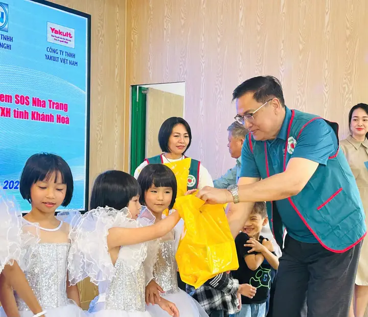 Trao quà cho trẻ em tại Làng trẻ em SOS Nha Trang