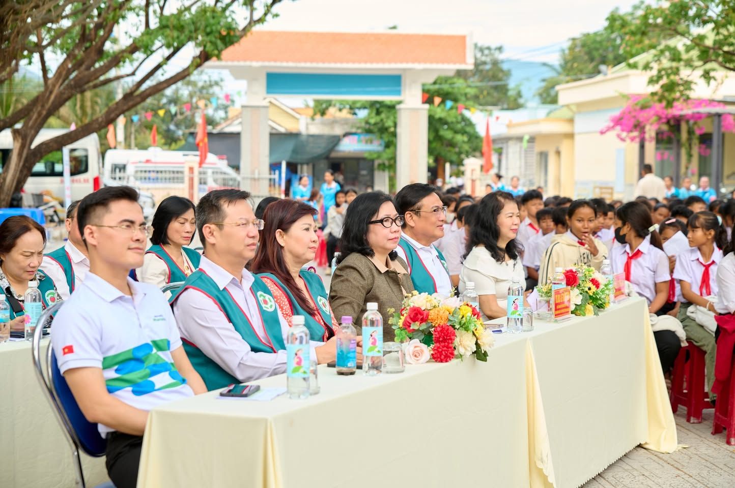 Khám bệnh, cấp phát thuốc miễn phí cho 300 học sinh phường Ba Ngòi – ảnh 1
