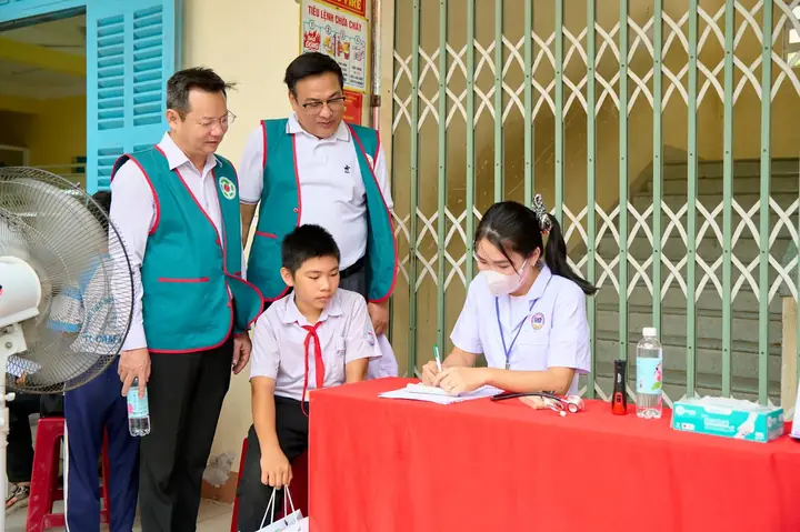 Khám bệnh, cấp phát thuốc miễn phí cho 300 học sinh phường Ba Ngòi – ảnh 4