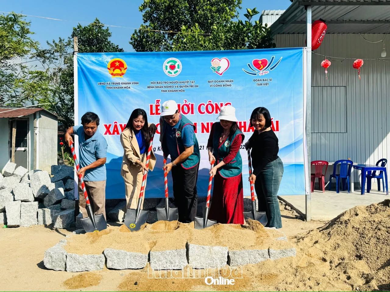 Khởi công “Ngôi nhà nhân ái” cho hộ nghèo xã Trung Khánh Vĩnh – ảnh 1