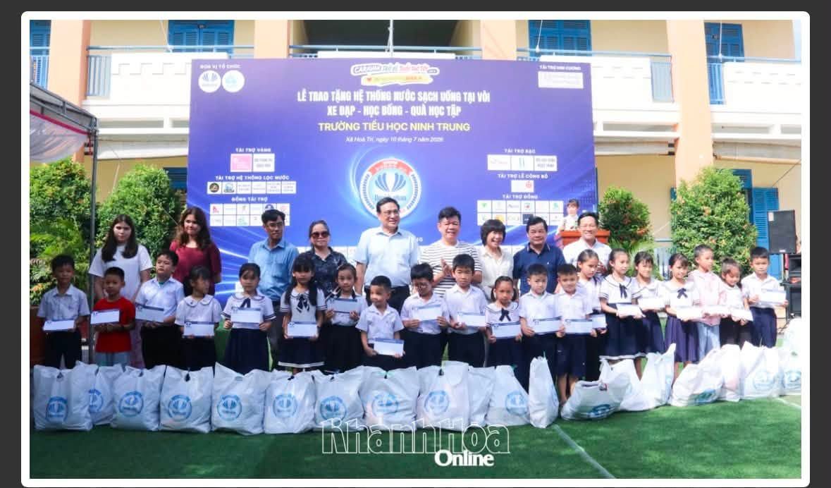 Tặng hệ thống lọc nước cho trường học và quà cho học sinh xã Hòa Trí – ảnh 1