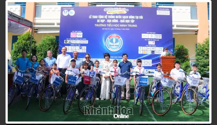 Tặng hệ thống lọc nước cho trường học và quà cho học sinh xã Hòa Trí – ảnh 2
