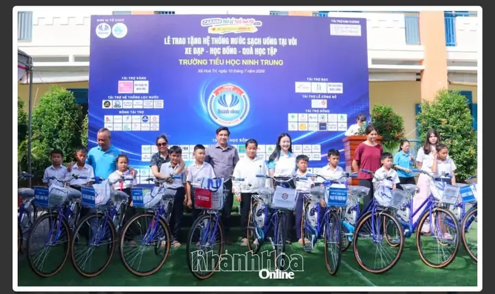 Tặng hệ thống lọc nước cho trường học và quà cho học sinh xã Hòa Trí – ảnh 3