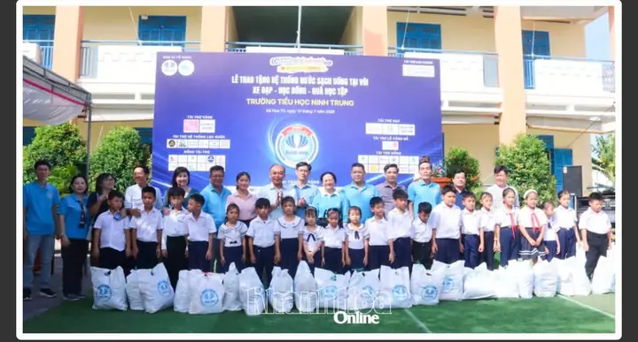 Tặng hệ thống lọc nước cho trường học và quà cho học sinh xã Hòa Trí – ảnh 4