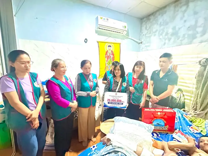 Thăm và trao 25 triệu đồng cho anh Huỳnh Ngọc Thuận bị liệt toàn thân – ảnh 2