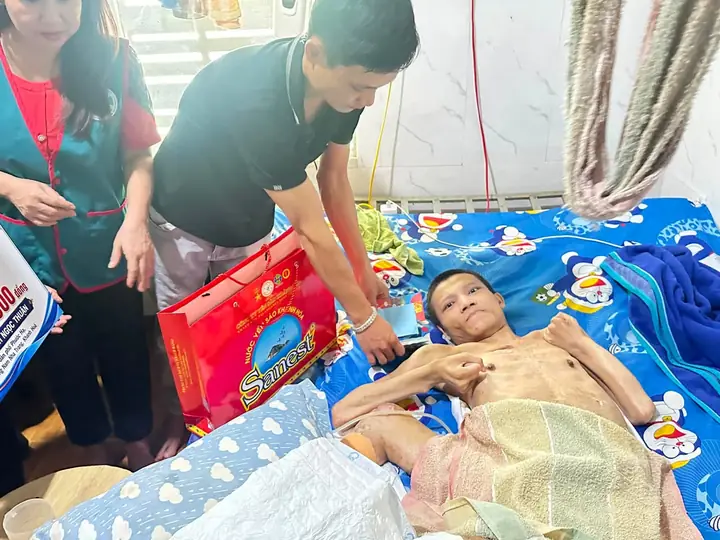 Thăm và trao 25 triệu đồng cho anh Huỳnh Ngọc Thuận bị liệt toàn thân – ảnh 3