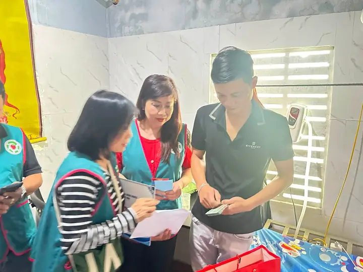Thăm và trao 25 triệu đồng cho anh Huỳnh Ngọc Thuận bị liệt toàn thân – ảnh 5