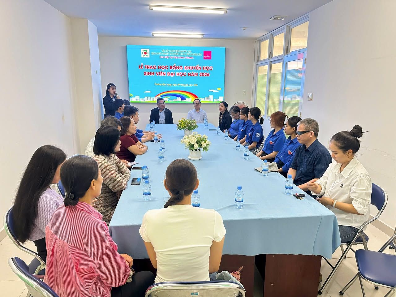Trao 10 suất học bổng cho sinh viên vượt khó – ảnh 1