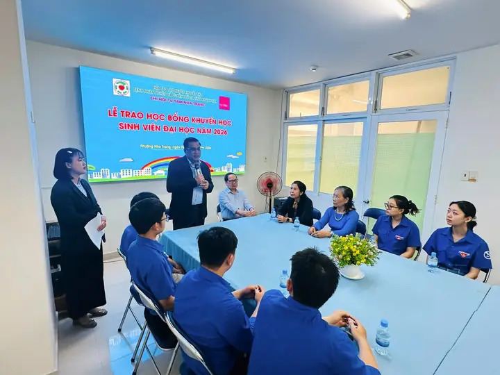 Trao 10 suất học bổng cho sinh viên vượt khó – ảnh 3