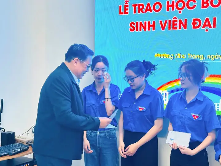 Trao 10 suất học bổng cho sinh viên vượt khó – ảnh 4