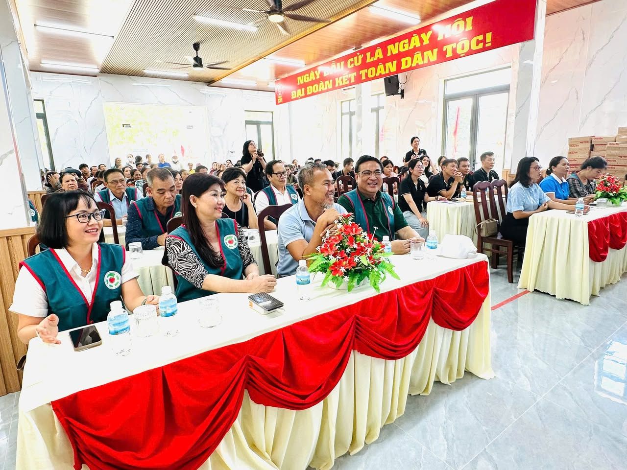 Trao 241 phần quà cho hộ khó khăn và trẻ em khuyết tật xã Nam Cam Ranh – ảnh 1