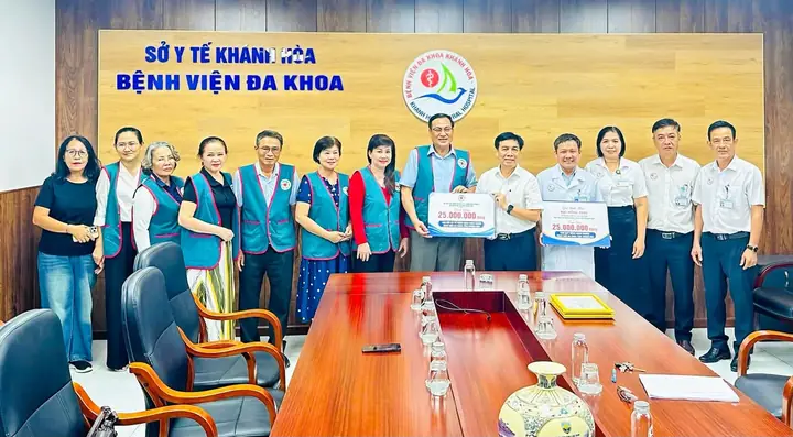 Trao 50 triệu đồng hỗ trợ bệnh nhân nghèo tại Bệnh viện Đa khoa tỉnh – ảnh 4