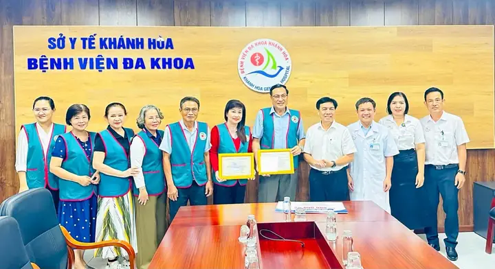 Trao 50 triệu đồng hỗ trợ bệnh nhân nghèo tại Bệnh viện Đa khoa tỉnh – ảnh 5