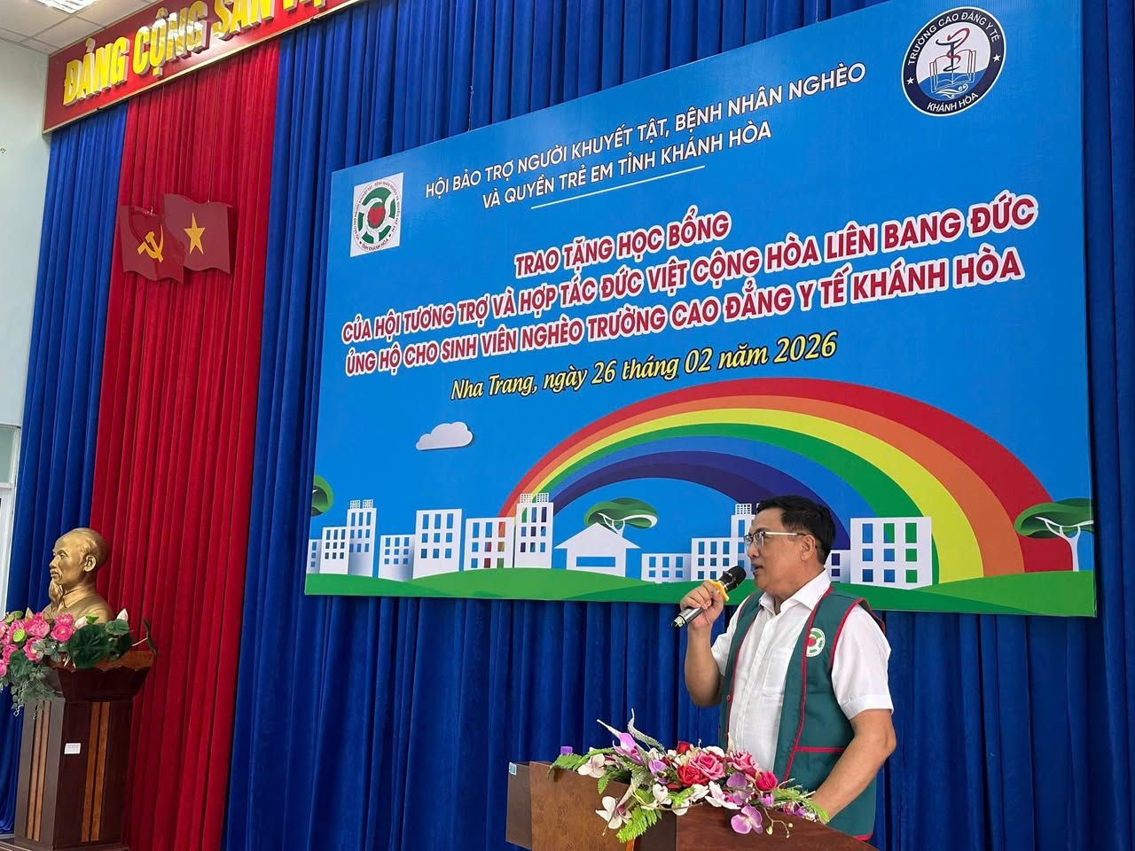 Trao học bổng cho 12 sinh viên Trường Cao đẳng Y tế Khánh Hòa – ảnh 1