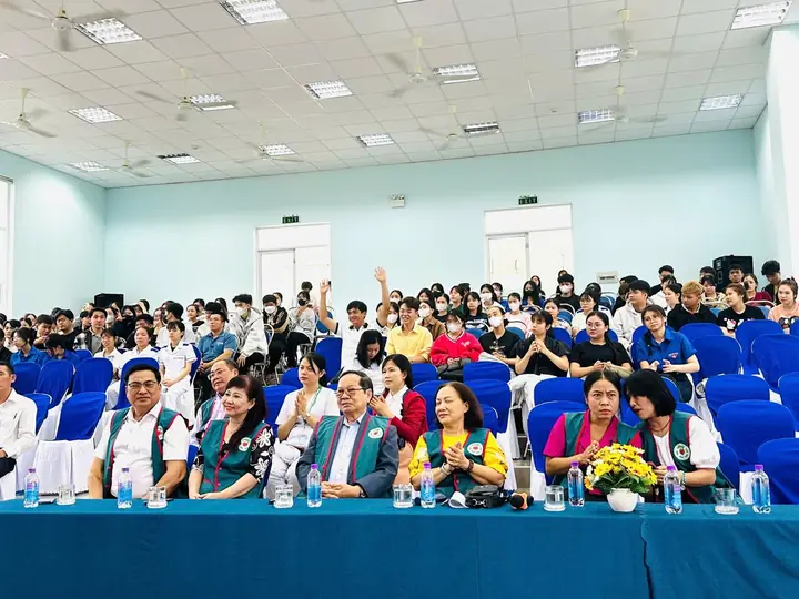 Trao học bổng cho 12 sinh viên Trường Cao đẳng Y tế Khánh Hòa – ảnh 2