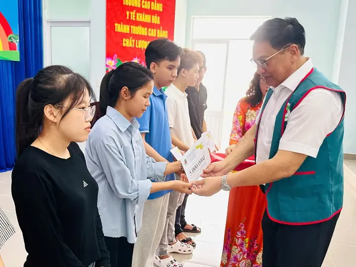 Học bổng tiếp sức đến trường