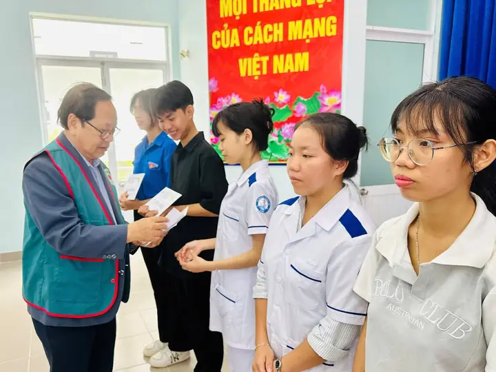 Trao học bổng cho 12 sinh viên Trường Cao đẳng Y tế Khánh Hòa – ảnh 4