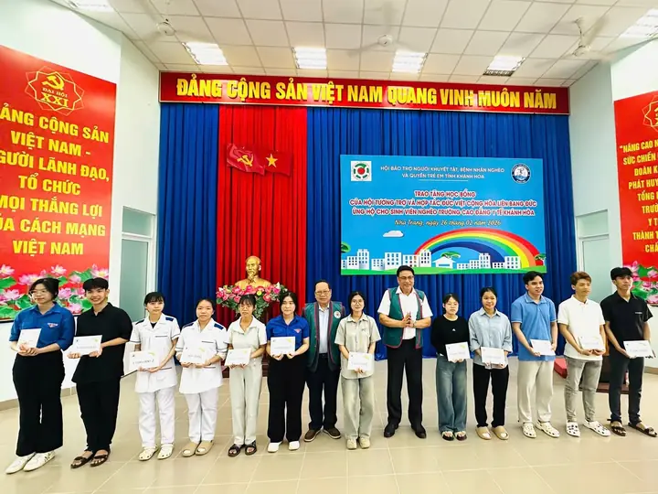 Trao học bổng cho 12 sinh viên Trường Cao đẳng Y tế Khánh Hòa – ảnh 5