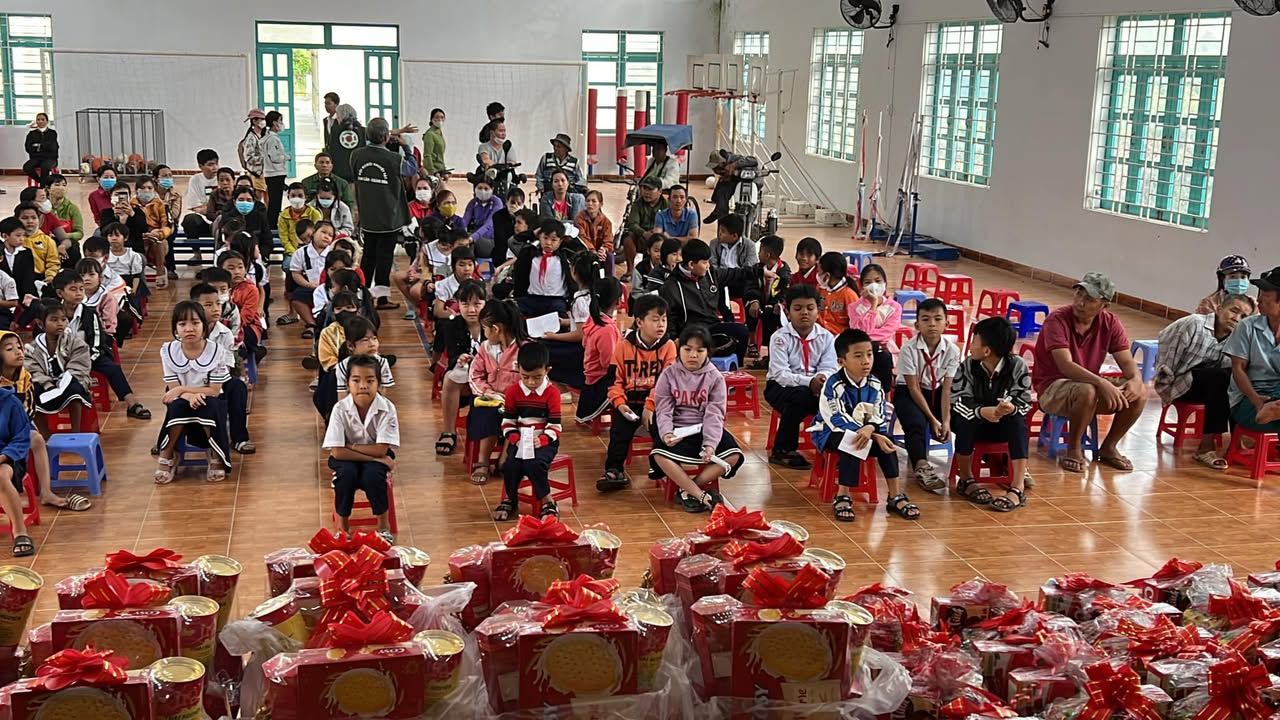 Trao học bổng, quà Tết cho học sinh nghèo xã Cam Tân – ảnh 1