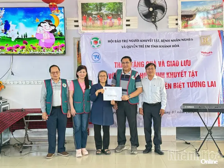 Trao quà cho học sinh khuyết tật và bệnh nhi tại Phan Rang