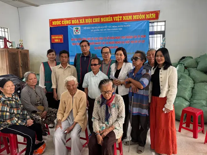 Trao quà cho người khuyết tật và bà con nghèo xã Diên Điền