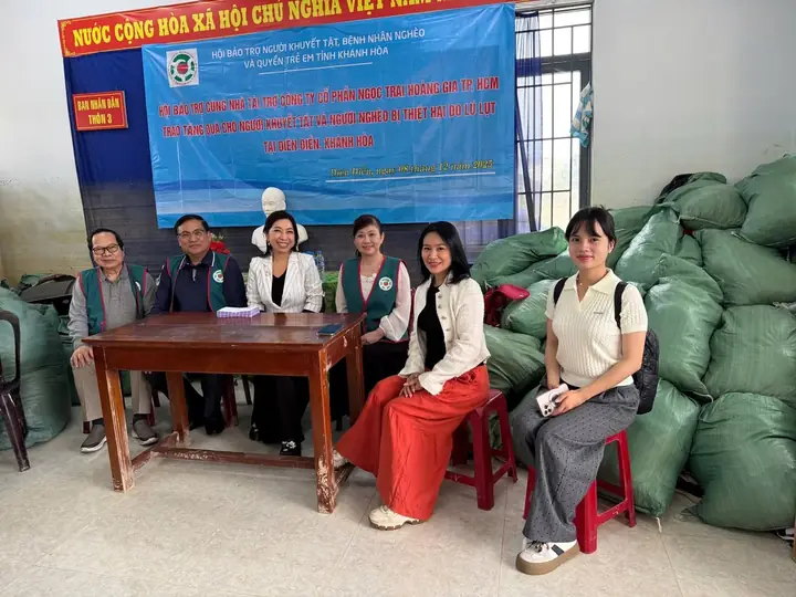 Trao quà cho người khuyết tật và bà con nghèo xã Diên Điền – ảnh 2