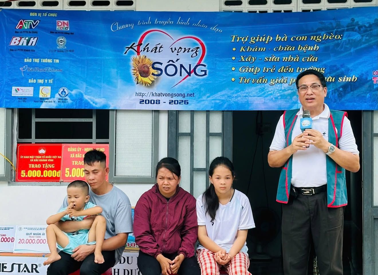 Yêu thương thắp sáng tương lai – ảnh 1